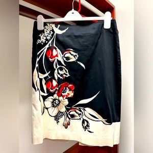 Eye catching skirt with dramatic kick slit